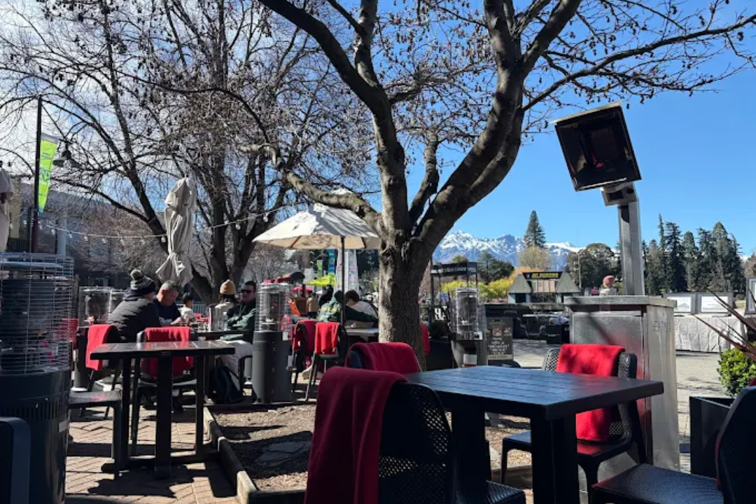 Where to Eat in Queenstown: A Local’s Guide to Lakeside Flavours at Momentos By The Lake