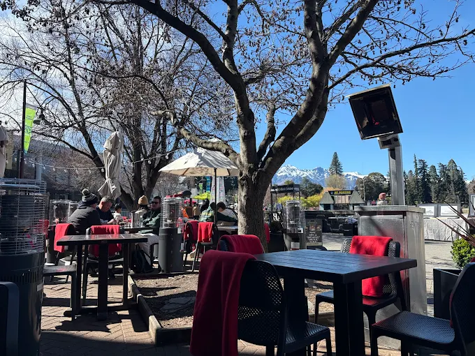 restaurant location and vibe